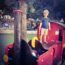 Un niño pequeño se paró en un modelo de tren en un patio de juegos
