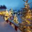 Image floue des lumières du sapin de Noël dans la neige