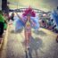 Danseuse costumée dans un défilé du carnaval